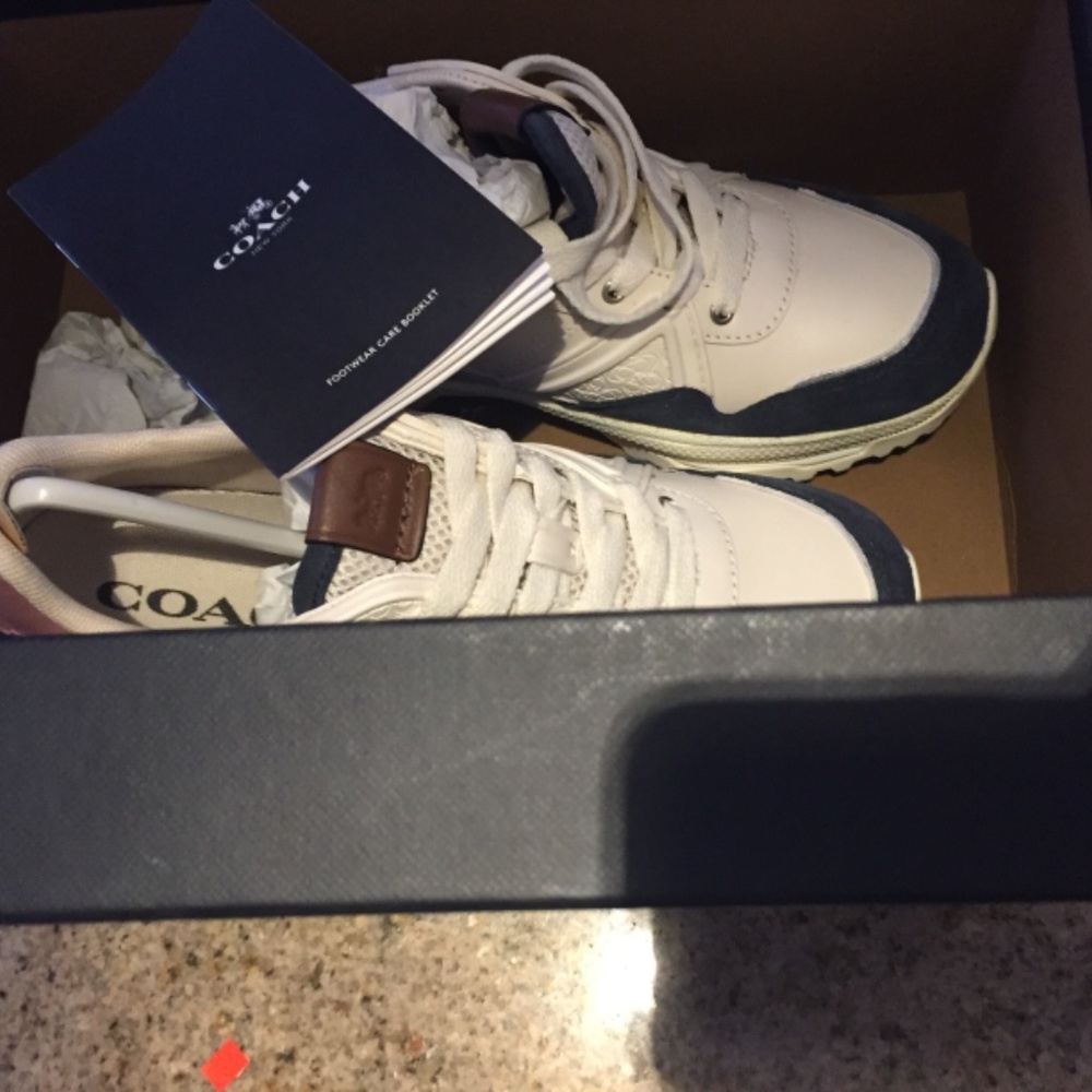Coach Women’s Shoes. - Picture 2 of 5
